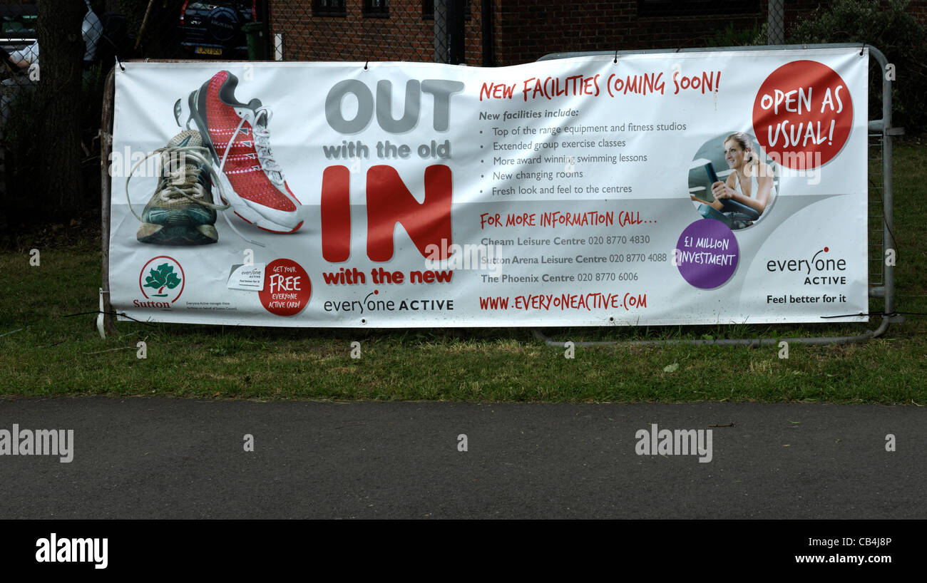 Cheam Surrey in Inghilterra segno esterno Cheam Leisure Centre dopo la ristrutturazione Foto Stock