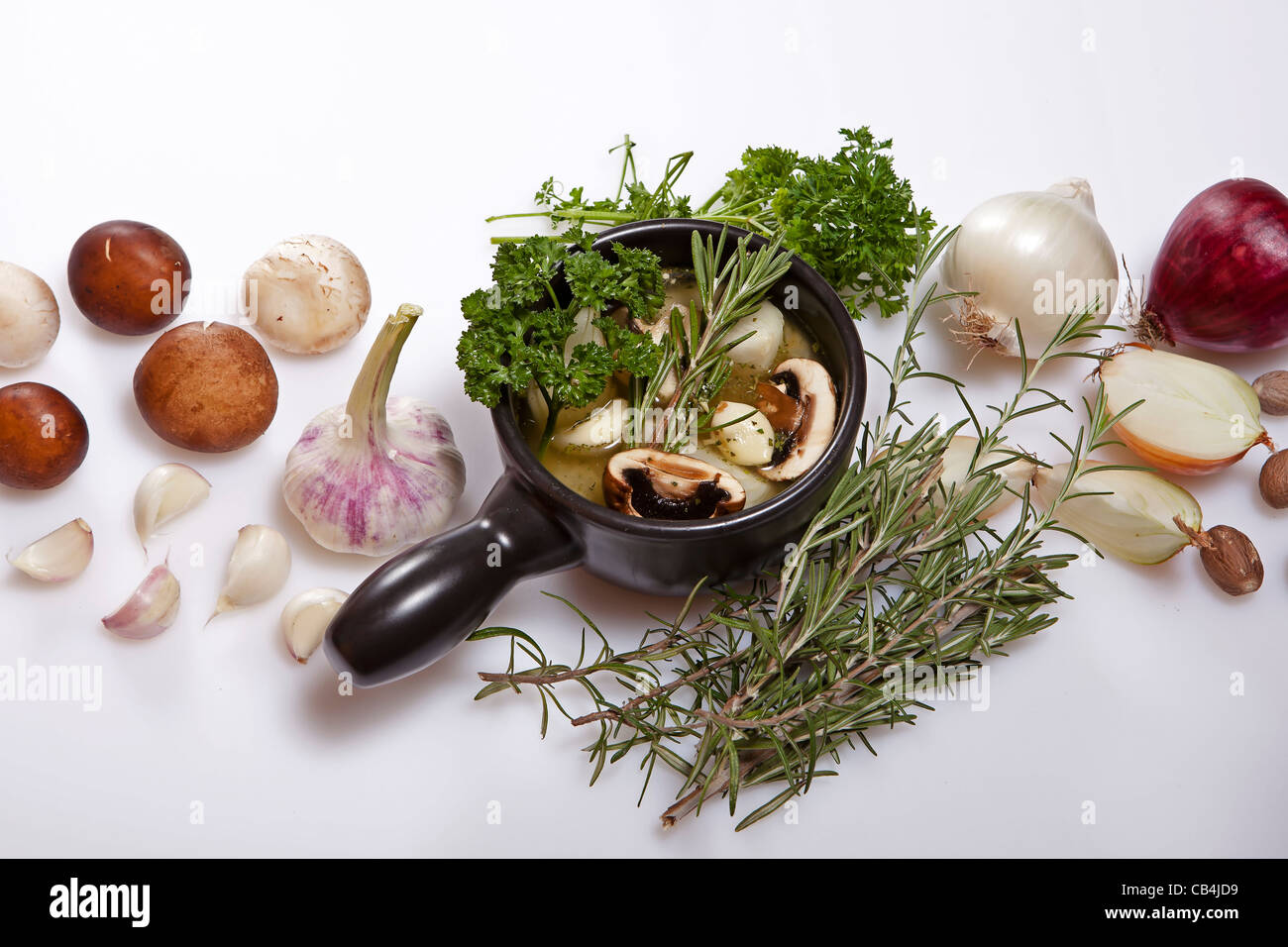 La preparazione e gli ingredienti per una fresca brodo di funghi Foto Stock