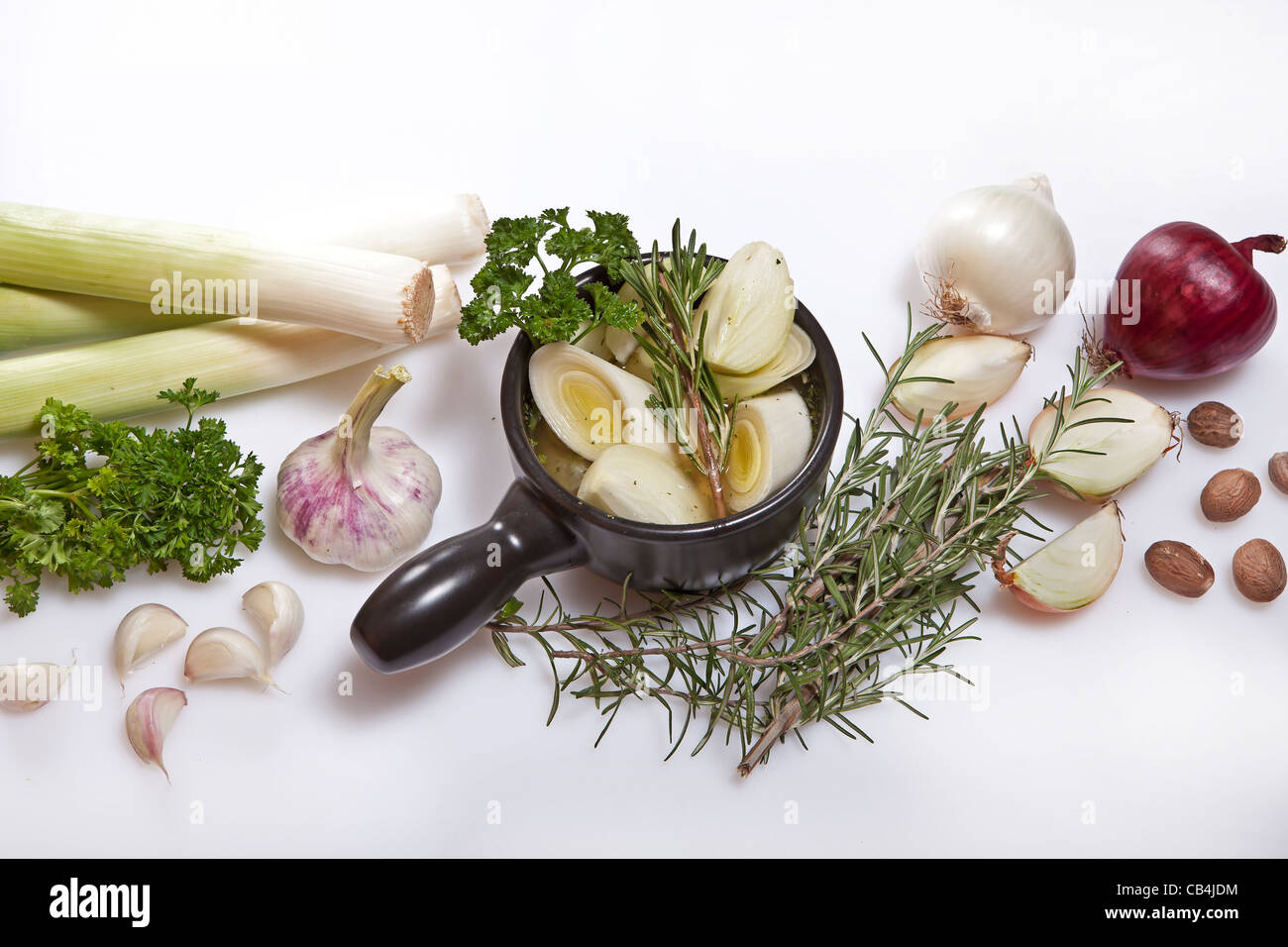La preparazione e gli ingredienti per un fresco il porro e la zuppa di cipolla Foto Stock