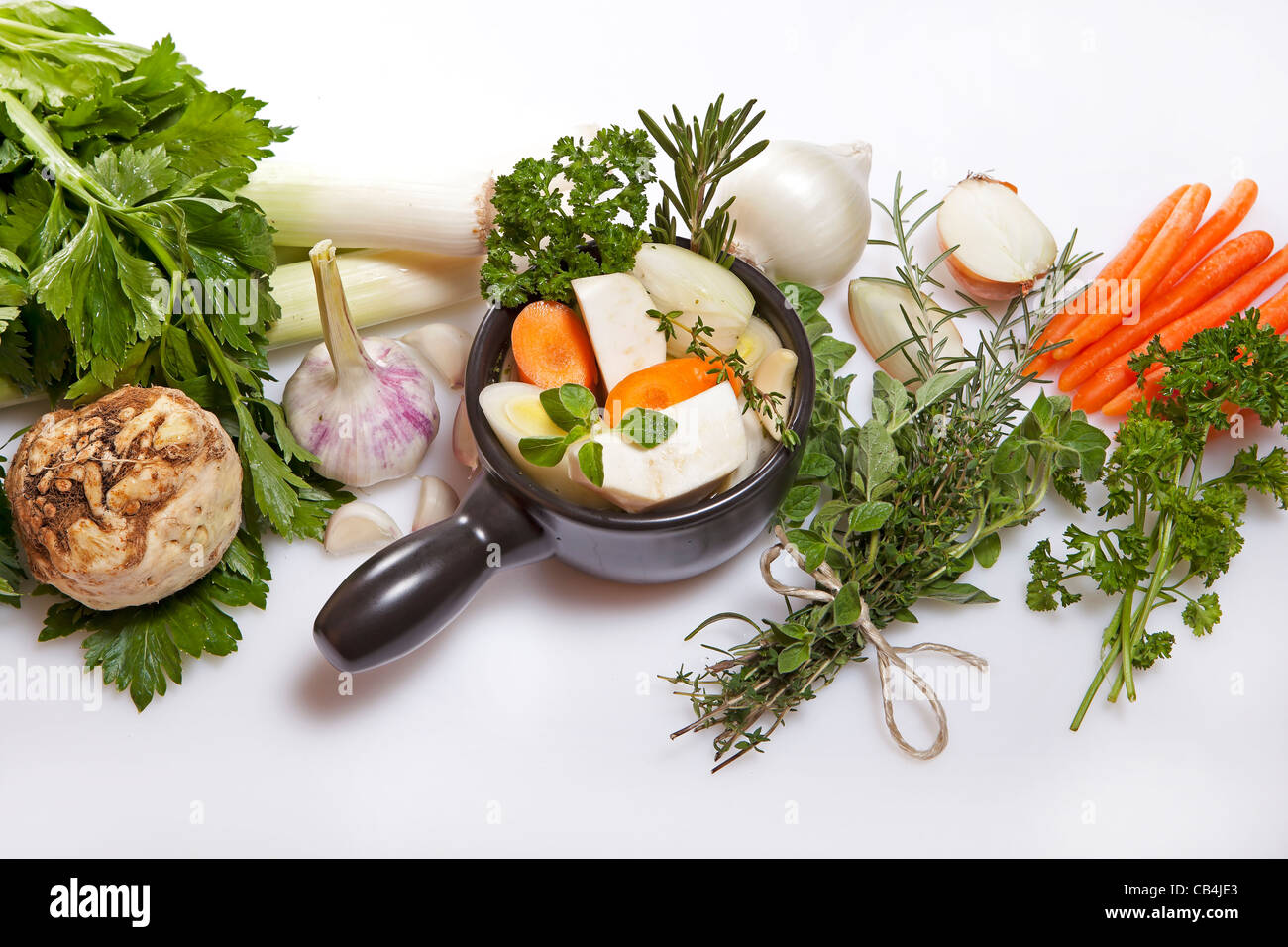 La preparazione e gli ingredienti per un fresco di brodo vegetale Foto Stock