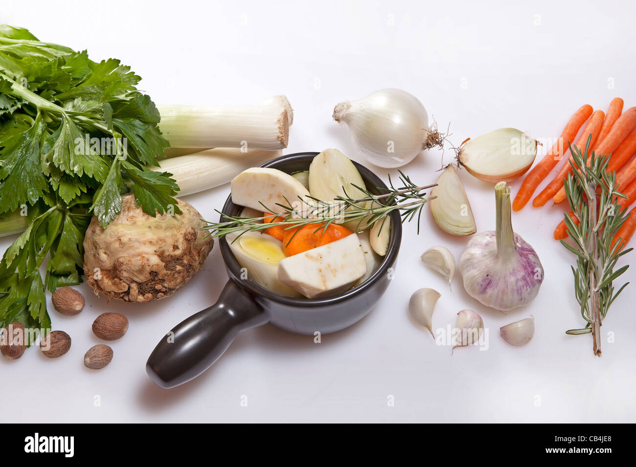 La preparazione e gli ingredienti per un fresco di brodo vegetale Foto Stock