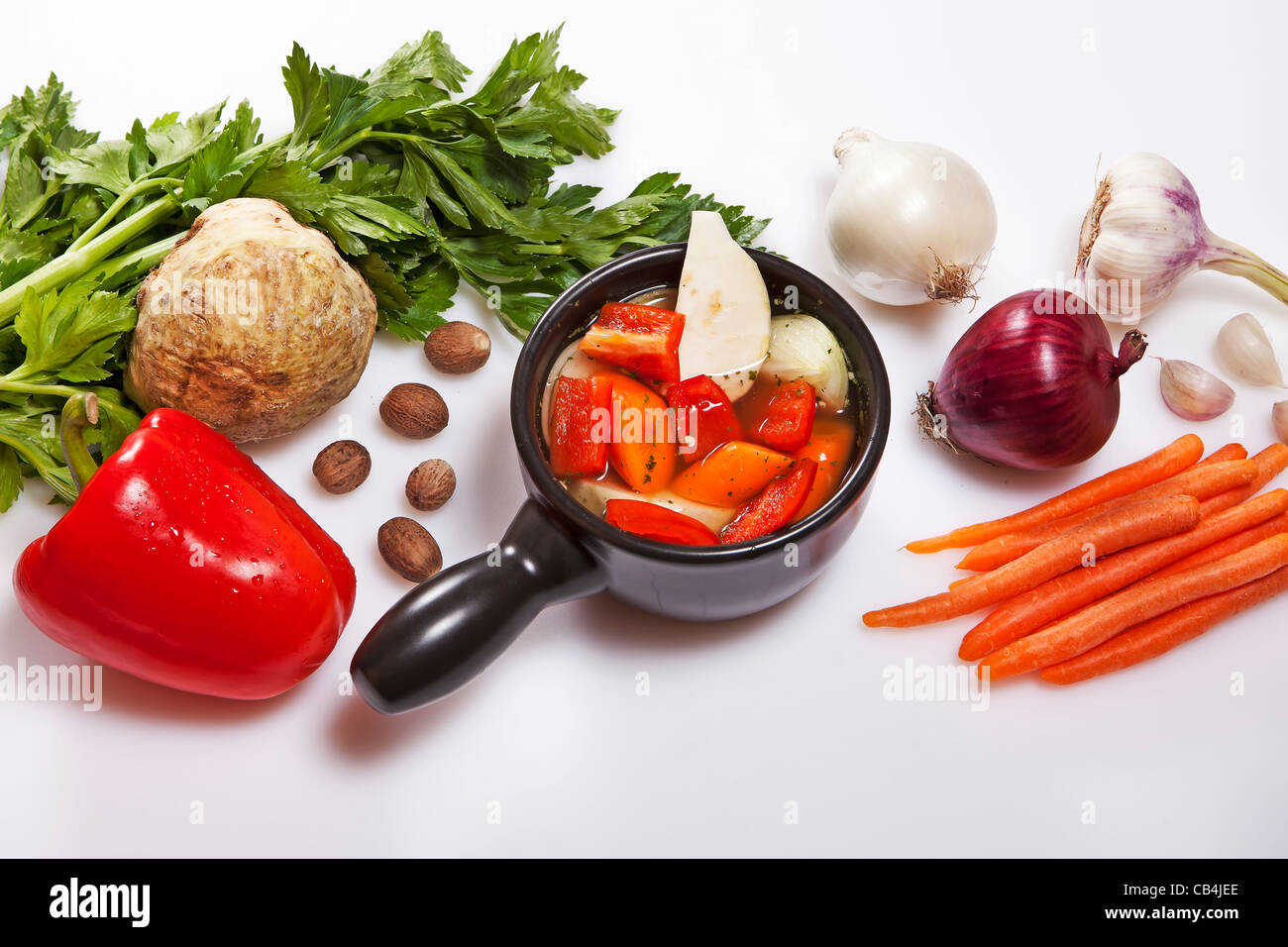 Ingredienti per la preparazione di un fresco pepe rosso e la zuppa di carota Foto Stock