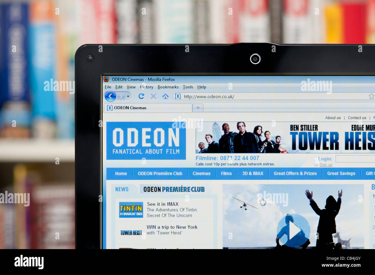Il sito web di Odeon sparato contro una libreria sullo sfondo (solo uso editoriale: -print, TV, e-book e Redazione sito web). Foto Stock
