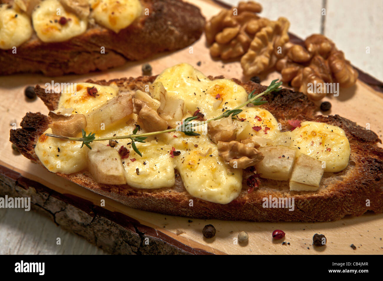 Come antipasto o spuntino: pane di segale con formaggio morbido come Brie e pera Foto Stock