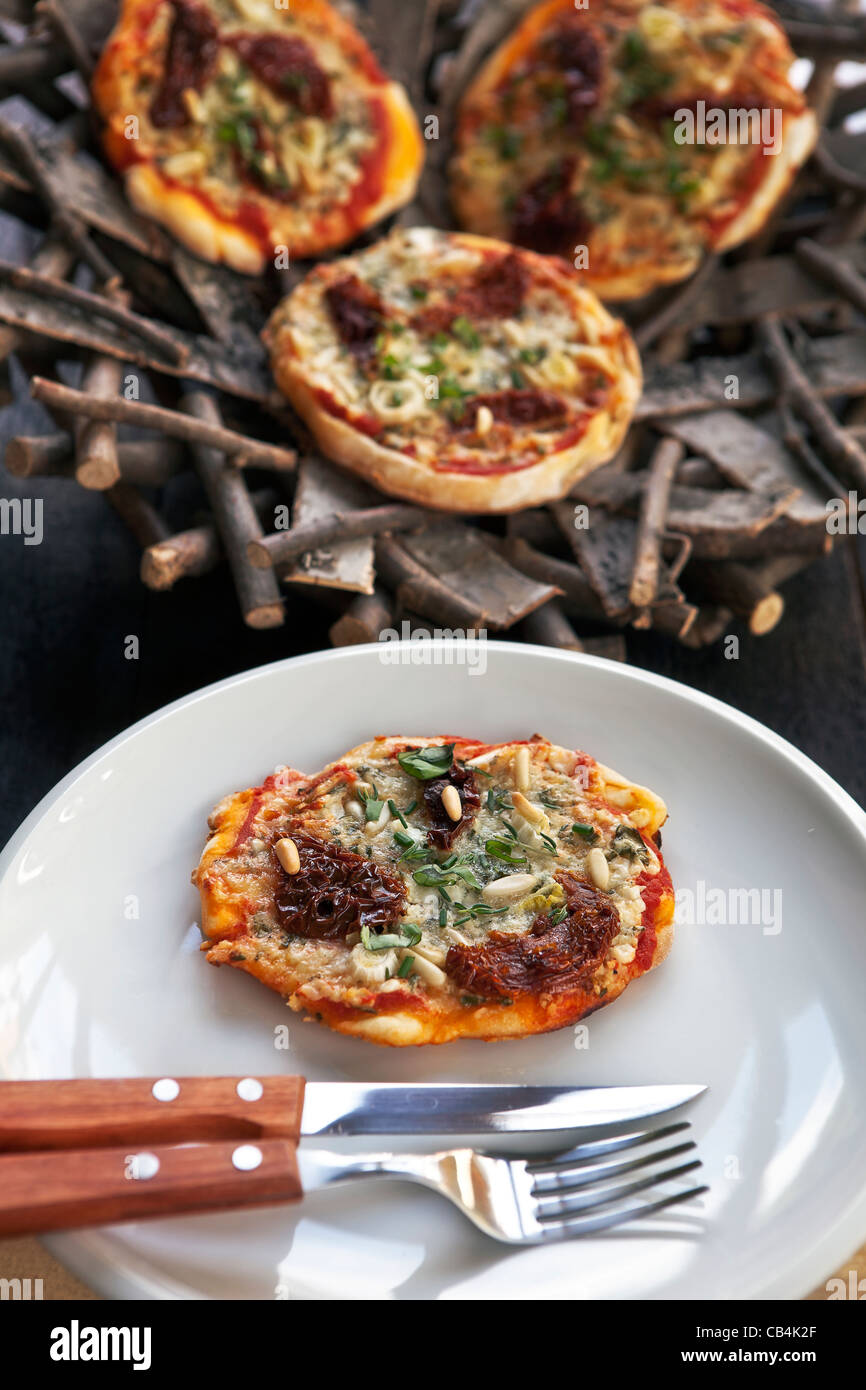 Pizza e rabboccato con ricotta e Gartenkraeuter Foto Stock