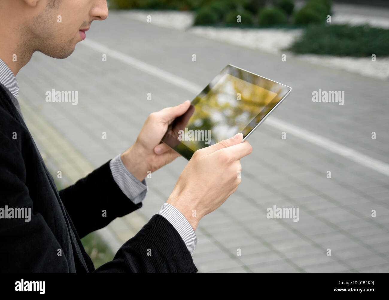 Imprenditore per lavorare in esterno con tablet pc al parco. Foto Stock