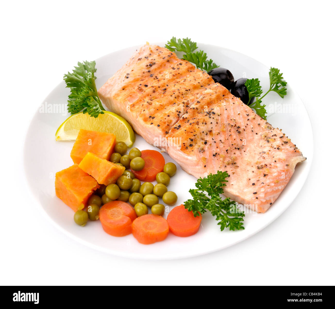 Filetto di salmone alla griglia con verdure su sfondo bianco Foto Stock