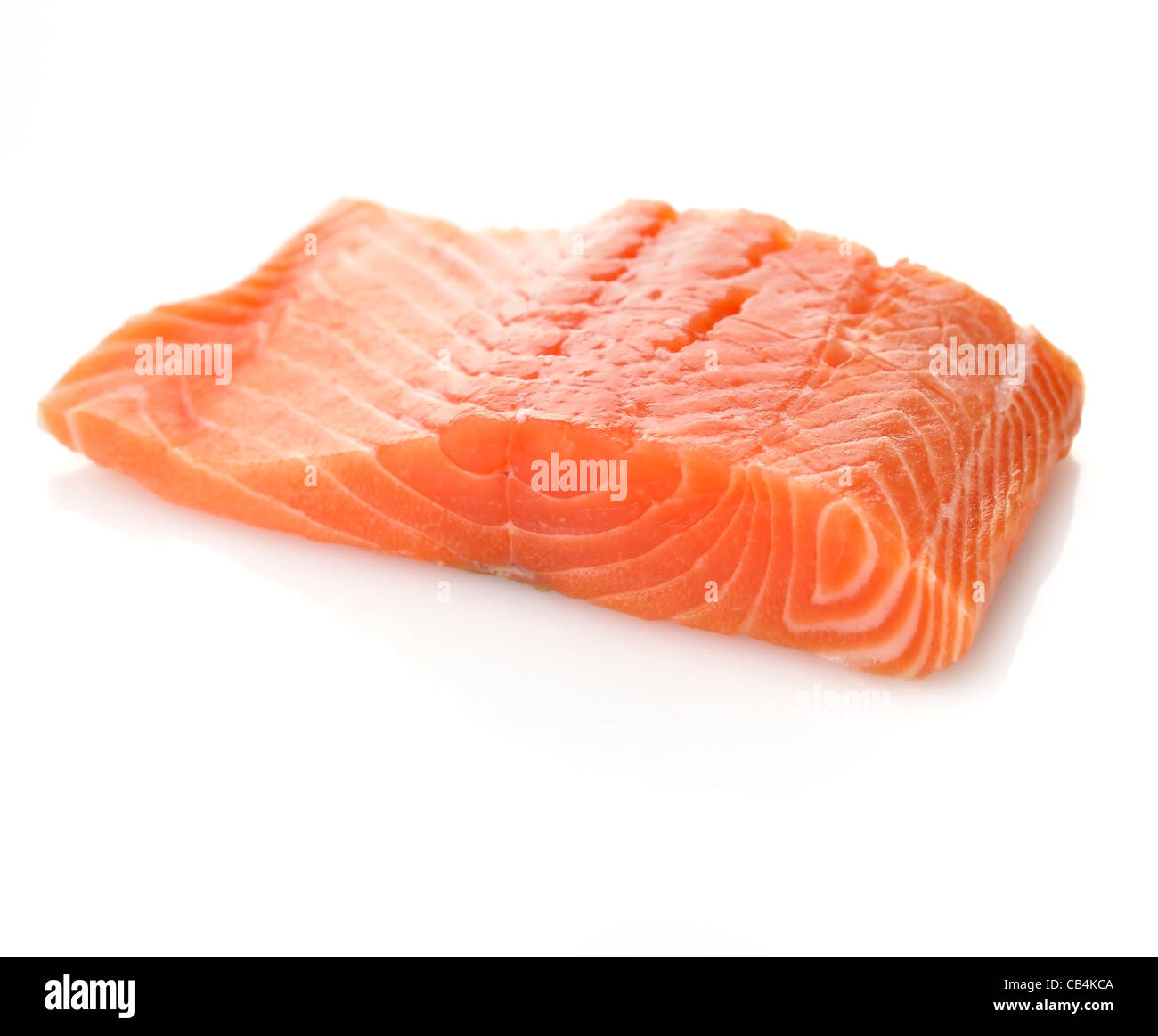 Materie di filetto di salmone rosso su sfondo bianco , Close Up Foto Stock