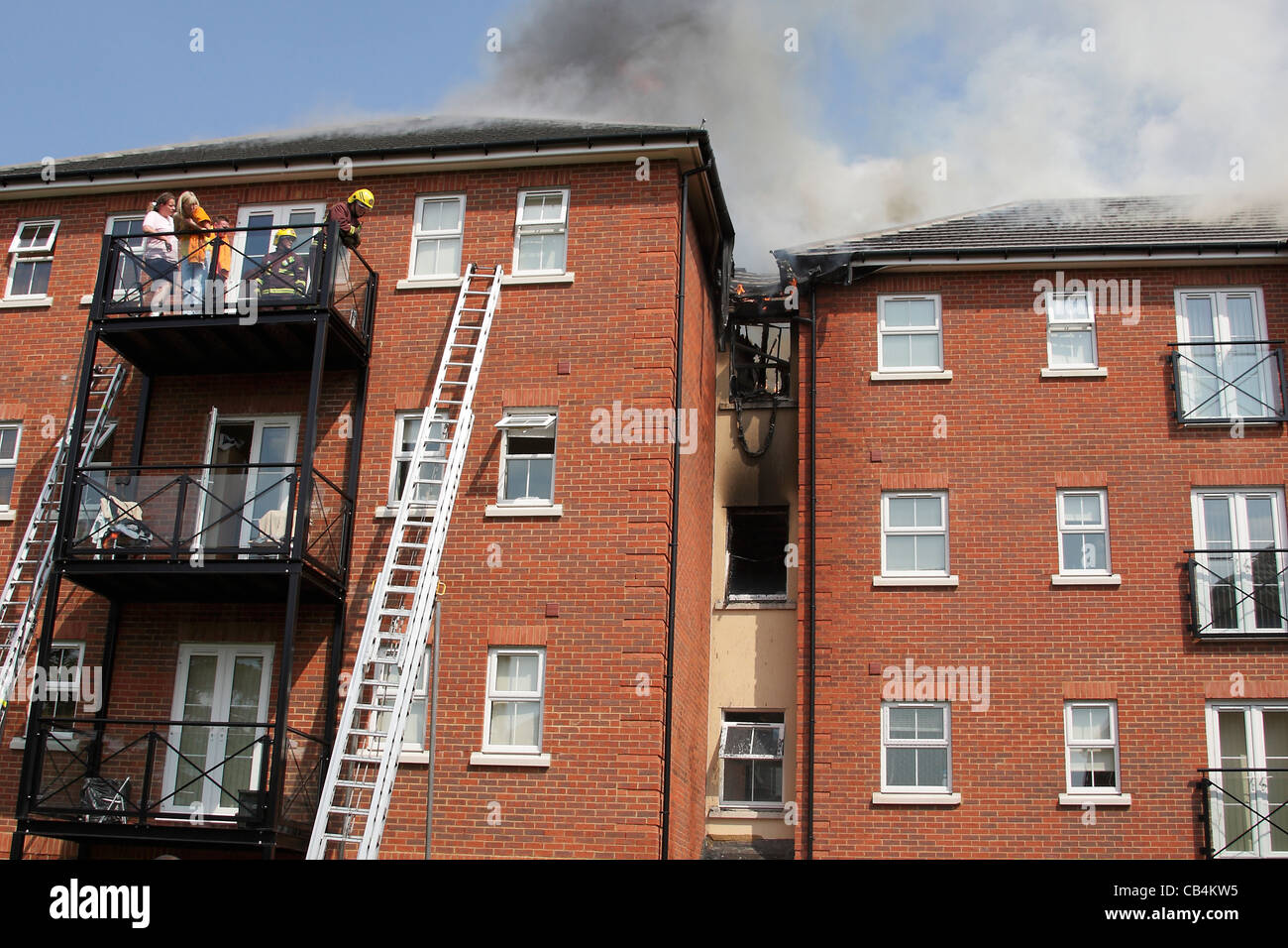 Residenti salvato dai vigili del fuoco da balconi in Londra Foto Stock