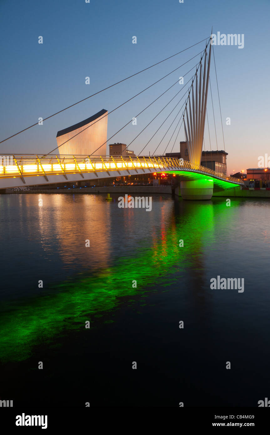 Imperial War Museum North e il brandeggio MediaCityUK passerella, Manchester Ship Canal, Salford Quays, Manchester, Inghilterra, Regno Unito Foto Stock