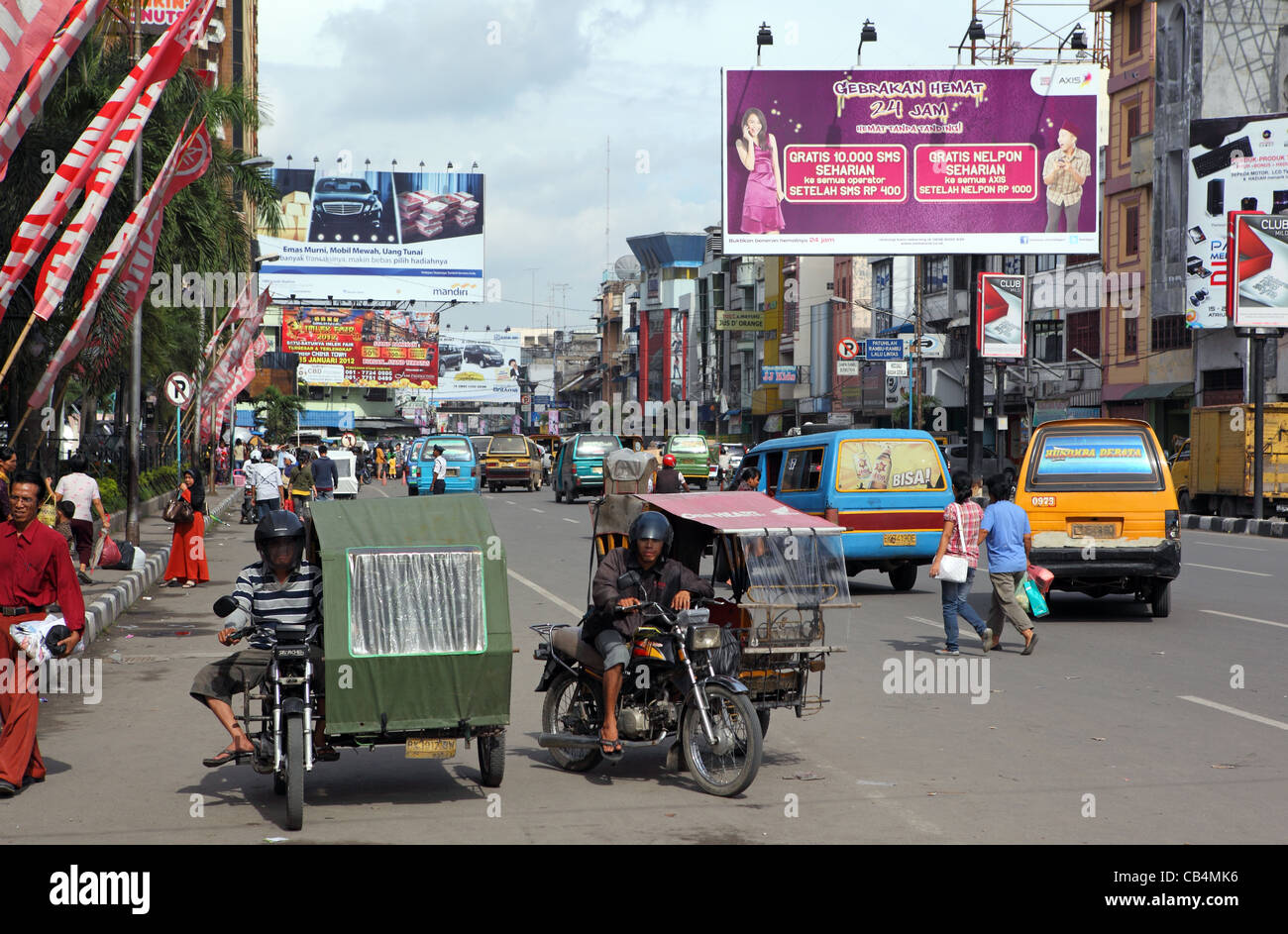Motore taxi autisti di tuk tuk sul belvedere per passeggeri. Medan, Sumatra, Indonesia, Asia sud-orientale, Asia Foto Stock