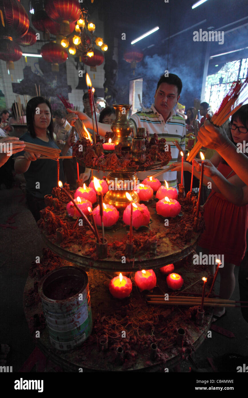 Persone accendendo candele e depredavano presso il Tempio della Dea della Misericordia. Georgetown, Penang, Malaysia, Asia sud-orientale, Asia Foto Stock