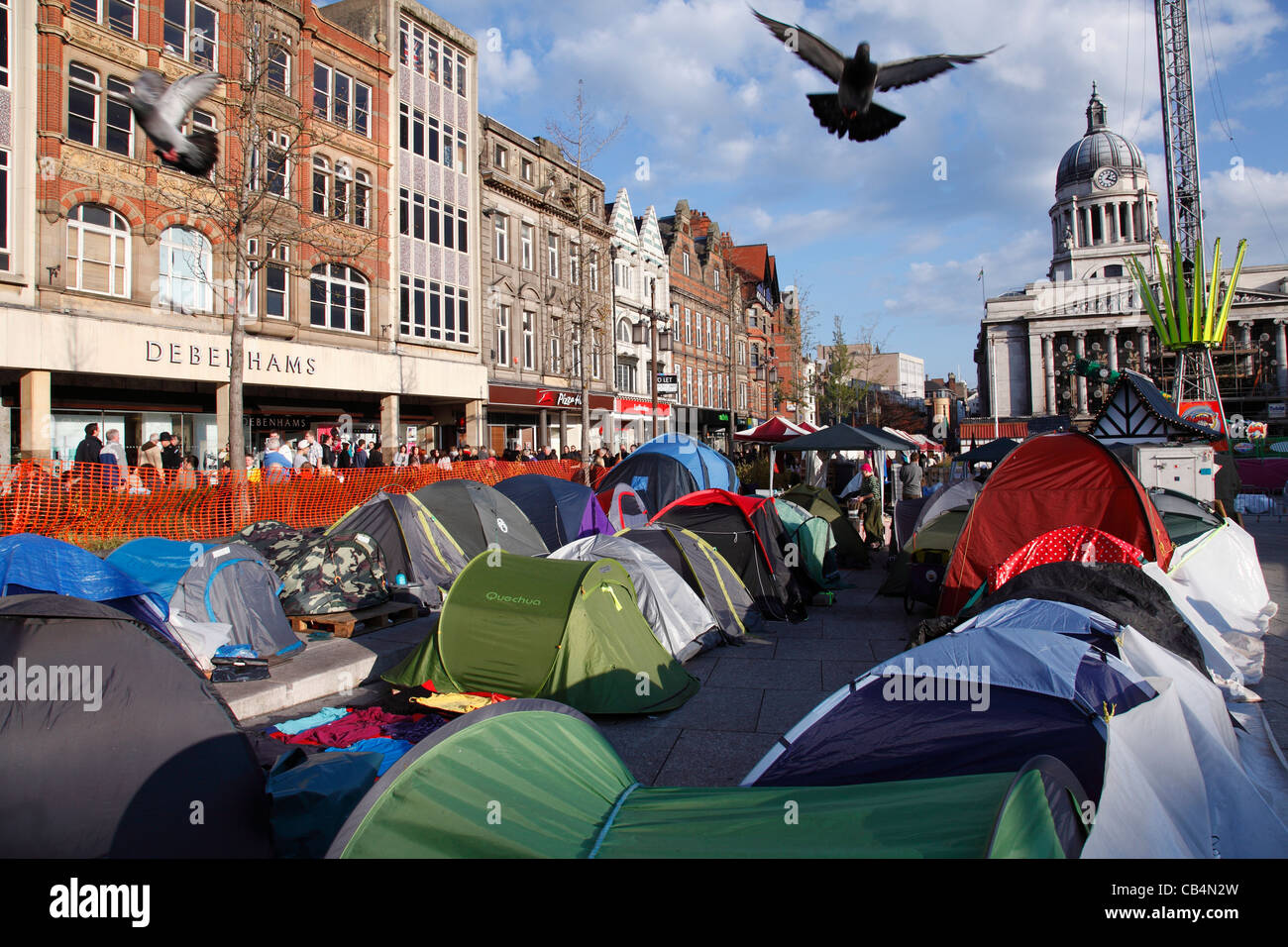 L'occupare Nottingham anti-capitalismo protesta del camp nella Piazza del Mercato Vecchio, Nottingham, Inghilterra, Regno Unito Foto Stock