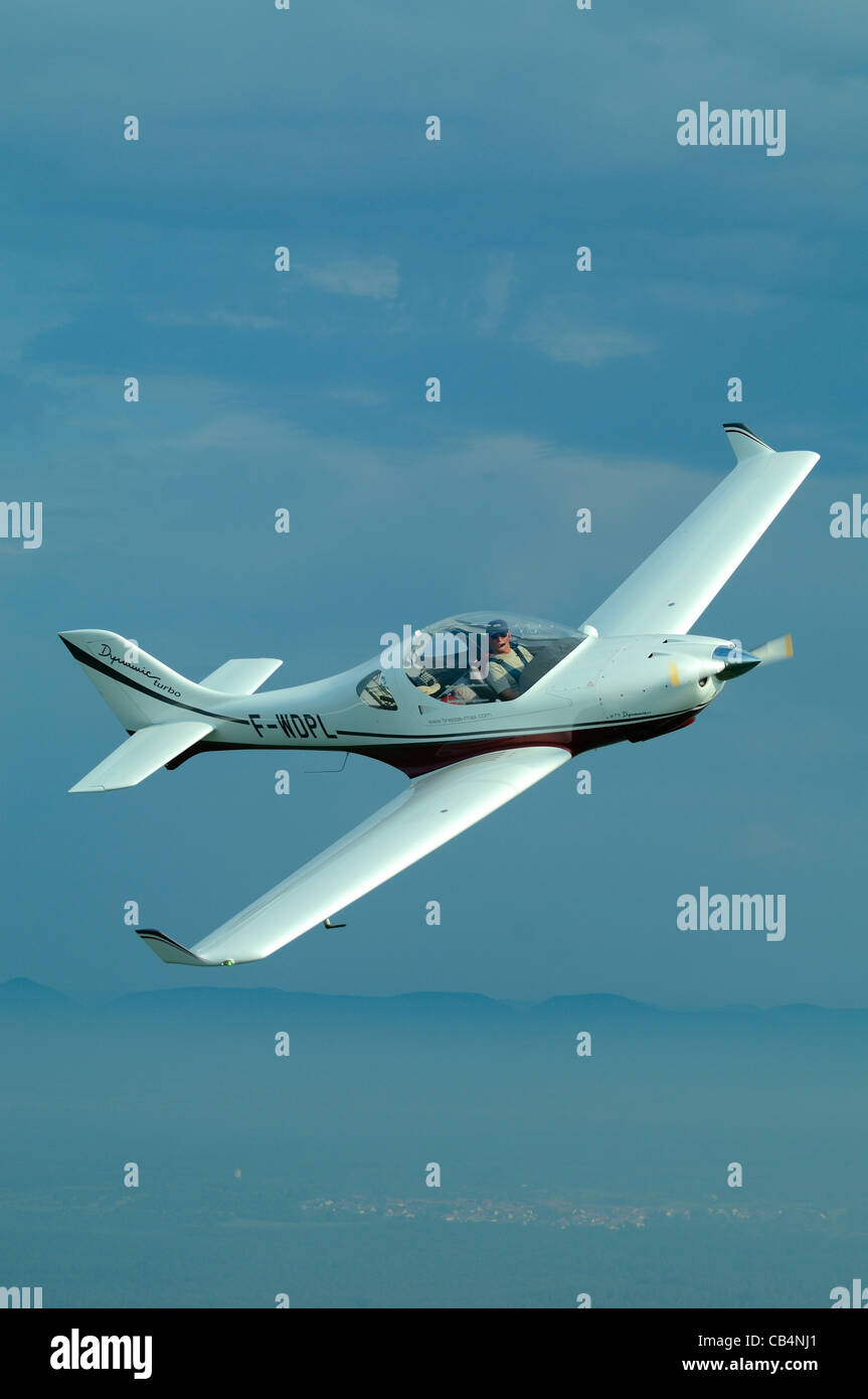 Piccolo sport europeo Aerospool LSA Dynamic Turbo aereo sopra la Francia. Torna il tedesco montagne della Foresta Nera gamma Foto Stock