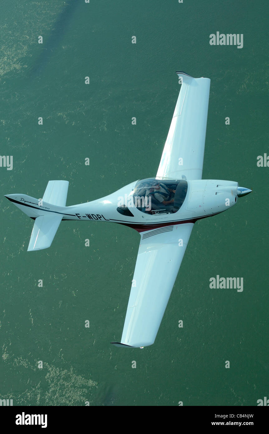 Piccolo sport europeo Aerospool LSA Dynamic Turbo aereo sopra fiume Reno, Alsazia, Francia Foto Stock