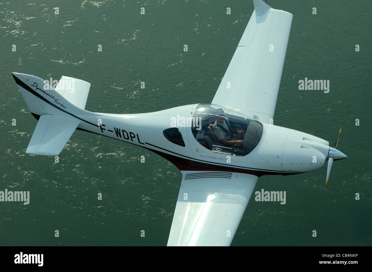Piccolo sport europeo Aerospool LSA Dynamic Turbo aereo sopra fiume Reno, Alsazia, Francia Foto Stock