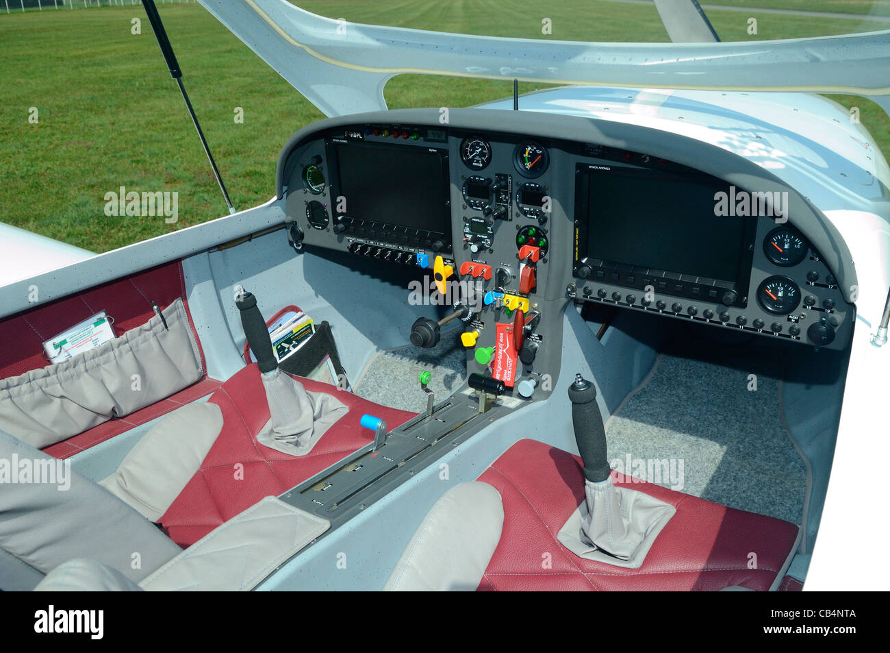 Cockpit del piccolo sport europeo Aerospool LSA dinamico piano Turbo Foto Stock