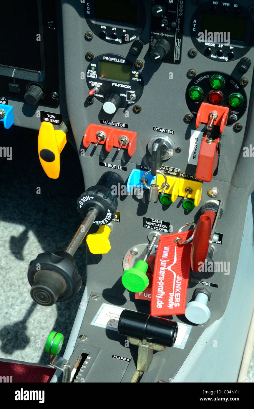 Cockpit del piccolo sport europeo Aerospool LSA dinamico piano Turbo Foto Stock
