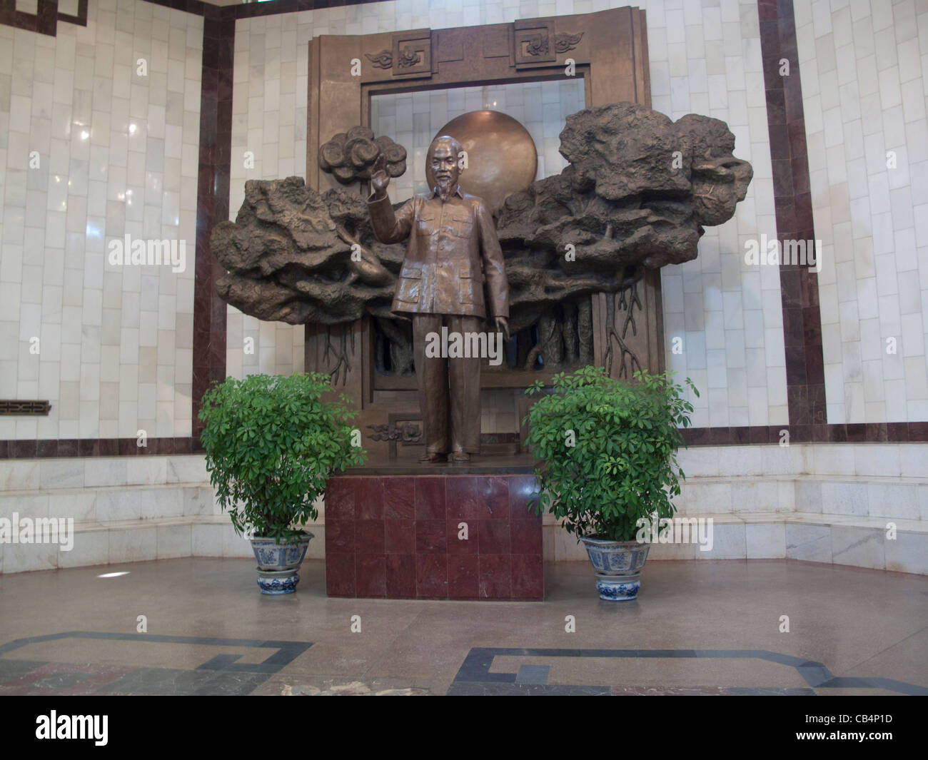 Statua di bronzo di Ho Chi Minh al Museo Ho Chi Minh ad Hanoi, Vietnam Foto Stock