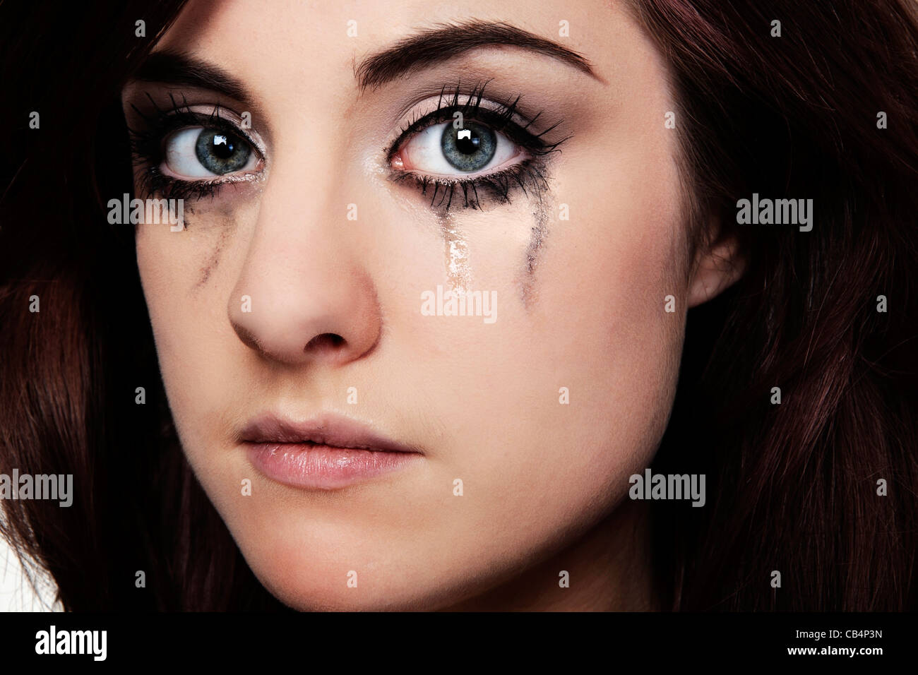 Close up ritratto di una giovane donna che guarda a non felice Foto Stock