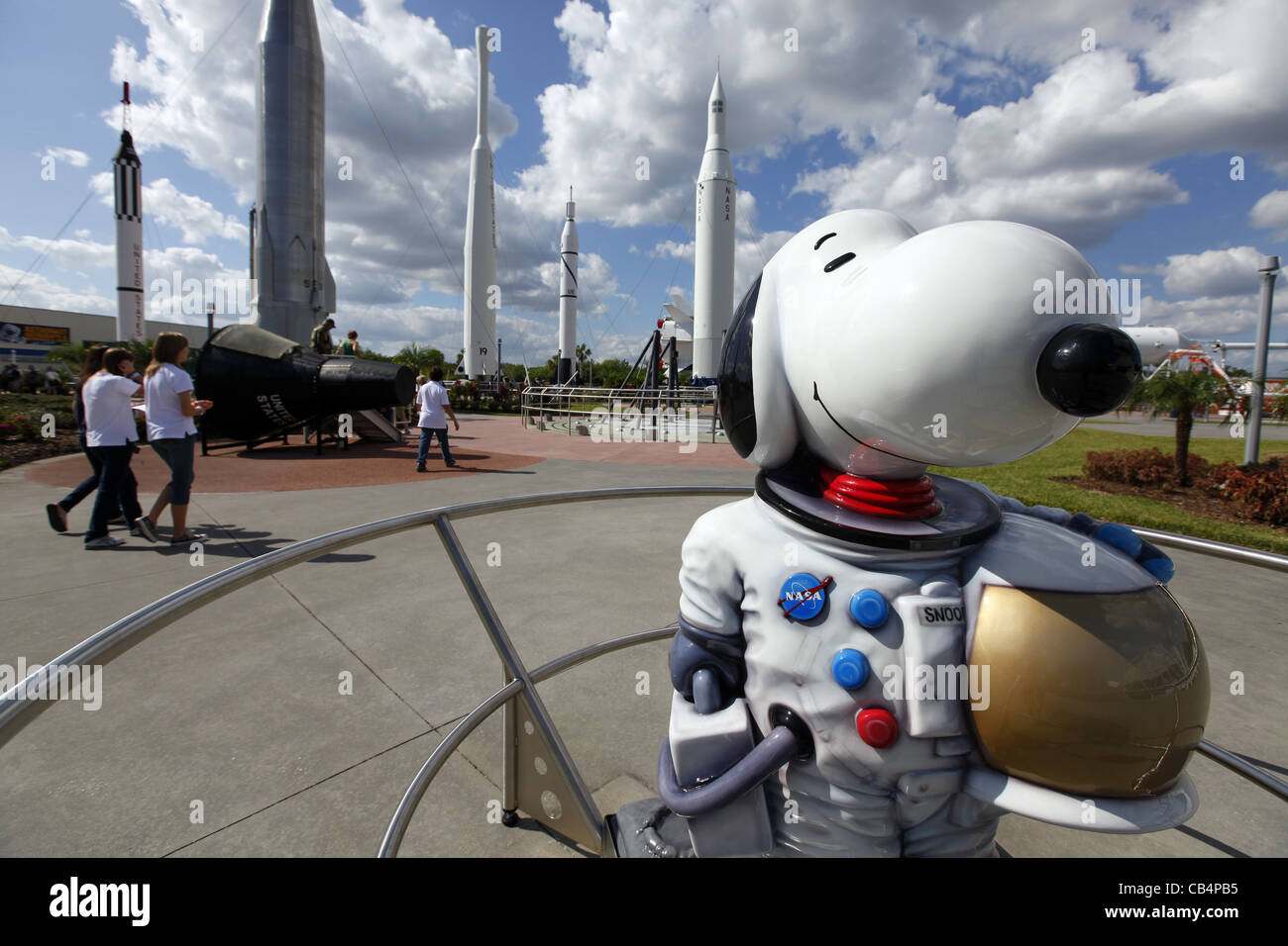 Astronauta Snoopy statua presso il Kennedy Space Center Giardino a razzo Foto Stock