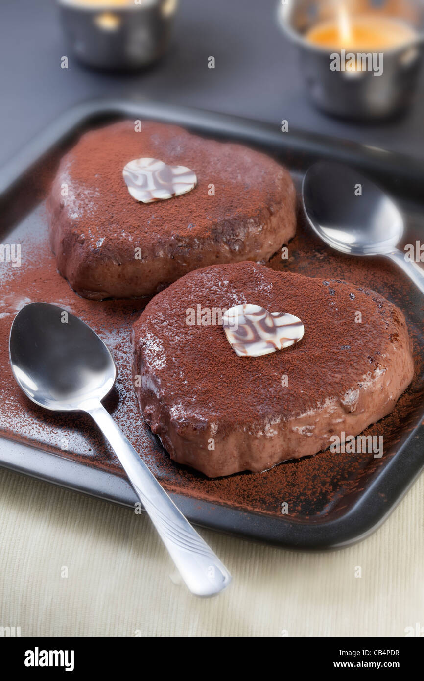 Mousse di cioccolata deserto in due forme di cuore Foto Stock