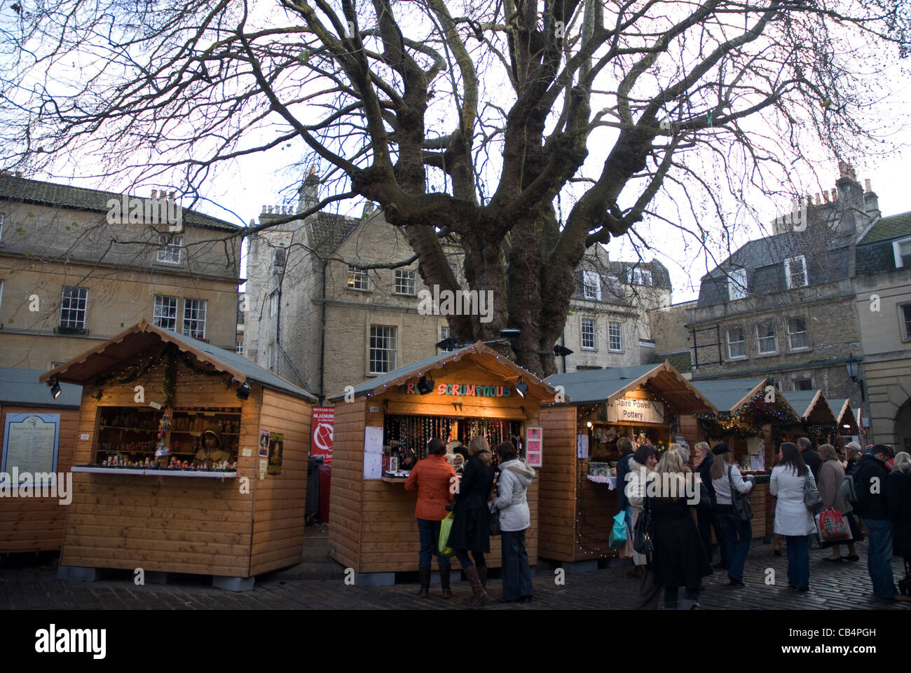 Vasca da bagno Mercatini di Natale intorno all'albero sul verde Abbazia di Bath Spa Somerset England Regno Unito Foto Stock