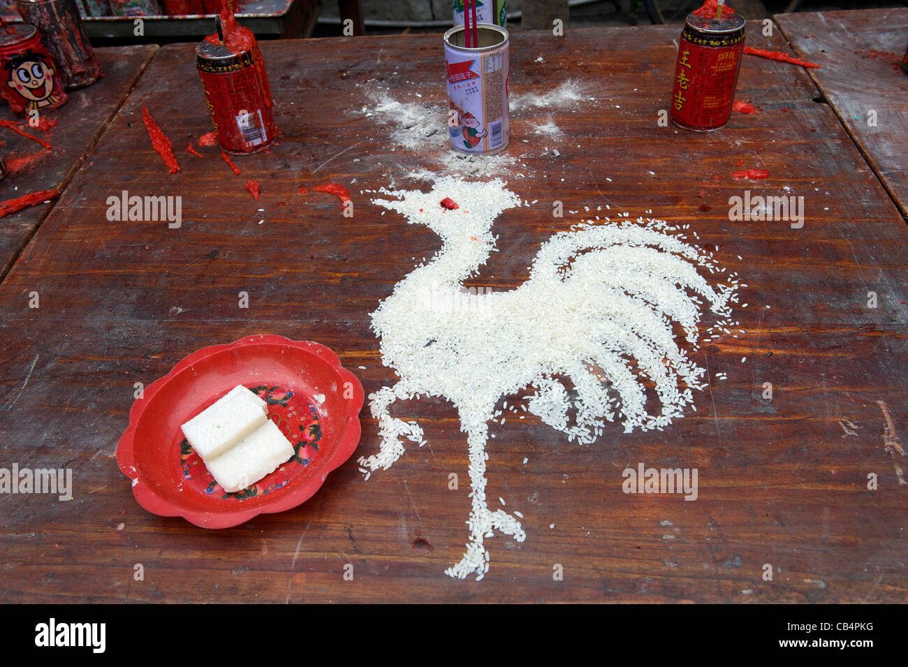 La Rooster - un animale simbolico della nascita anno - fatta con il riso a un tempio taoista durante il Festival Xiayuan in Cina. 2011 Foto Stock