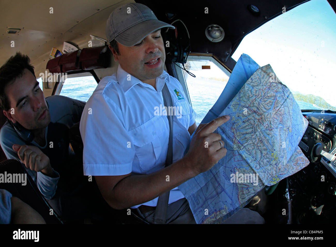 Un pilota di idrovolanti spiega il percorso paesaggistico che devono essere intraprese a Vancouver Island Foto Stock