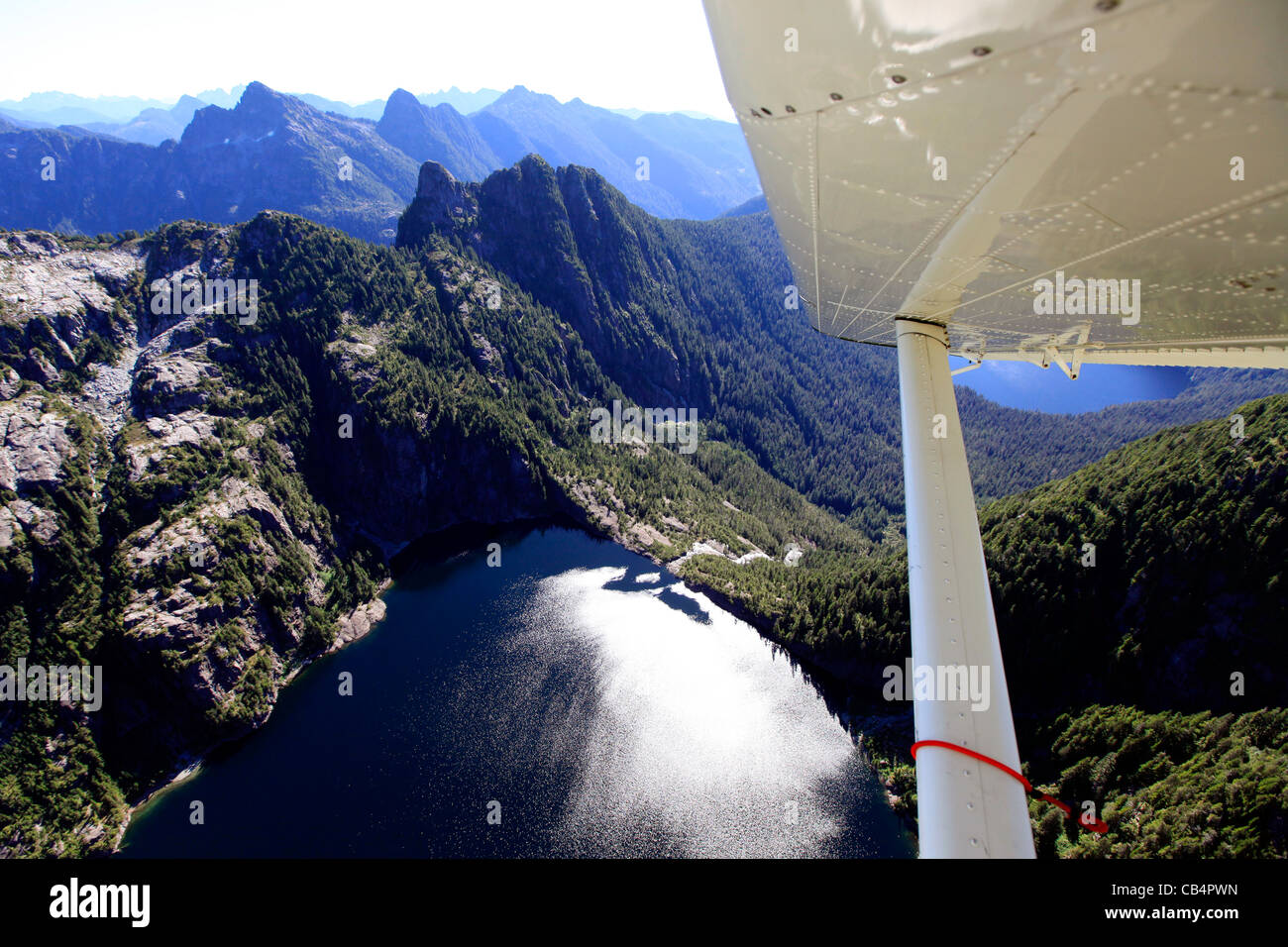 Volare su un lago di montagna in Vancouver Island con un idrovolanti Foto Stock