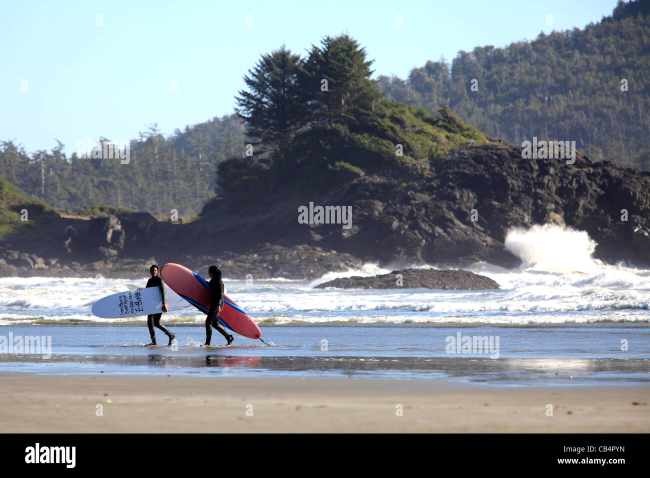 Surfers su una spiaggia vicino a Tofino sull isola di Vancouver in British Columbia, Canada Foto Stock