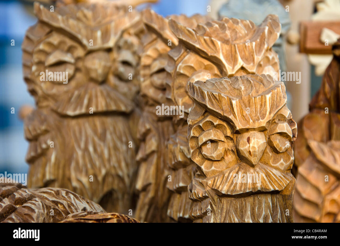 Il gufo di Nizza figurine intagliate di legno. Merci fatte a mano. Foto Stock