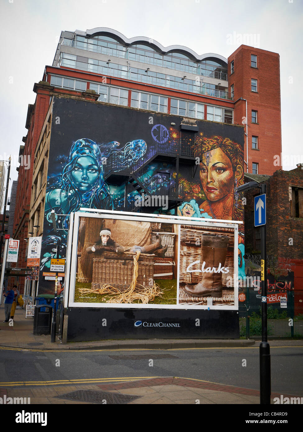 Carta murale con Clarks annuncio tramite Affissioni in Northern Quarter Manchester REGNO UNITO Foto Stock