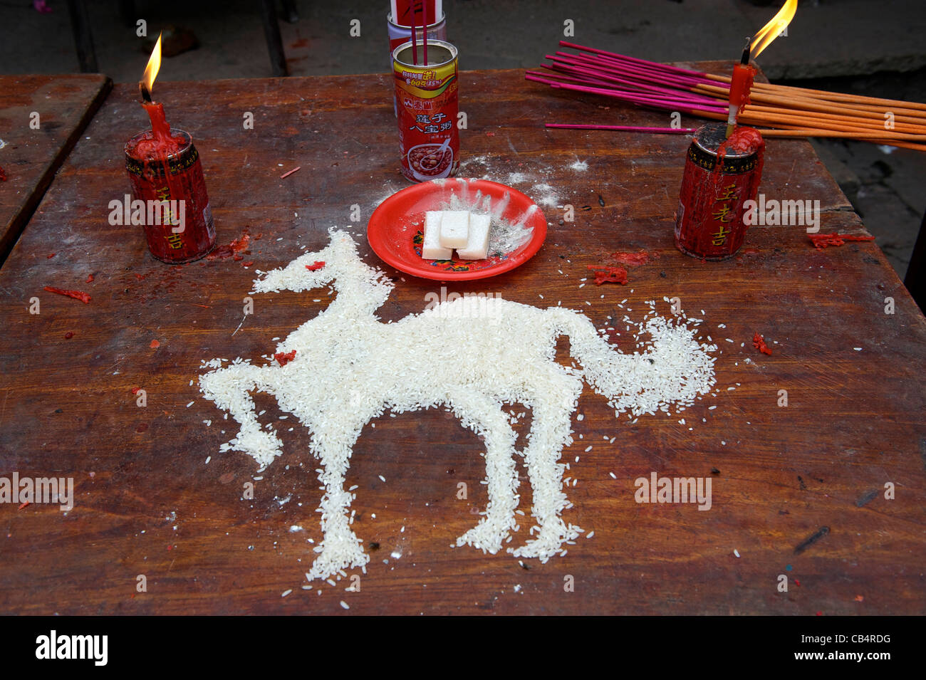 Cavallo - un animale simbolico della nascita anno - fatta con il riso a un tempio taoista durante il Festival Xiayuan in Cina. 2011 Foto Stock