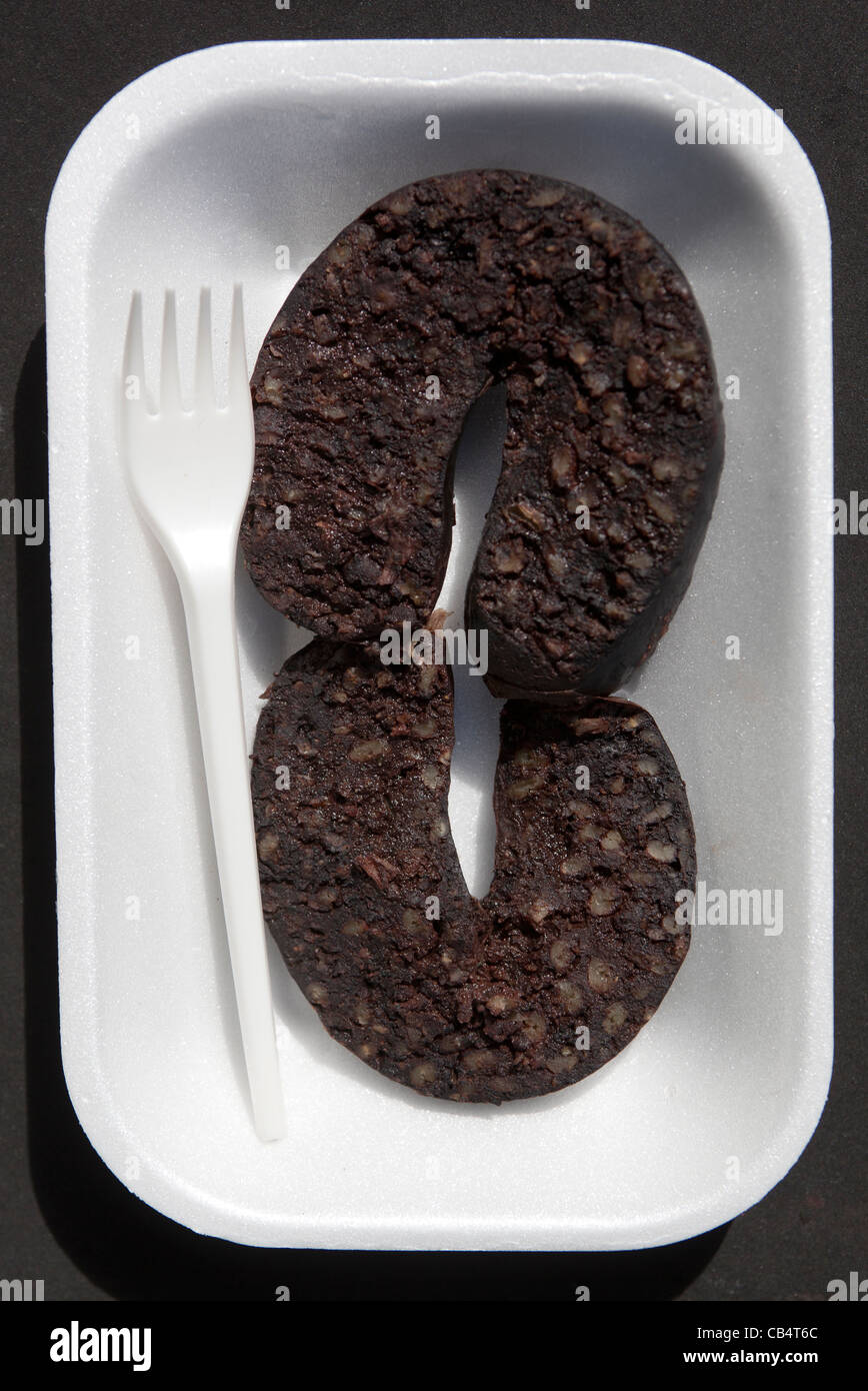 Hot Black Pudding venduto al Bury Market, un esempio dello strano o strano cibo mangiato da persone di tutto il mondo Foto Stock