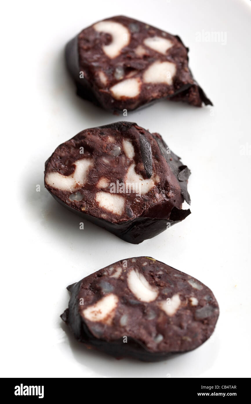 Black Pudding (anche Blood Pudding) - un esempio dello strano o strano cibo mangiato dalle persone di tutto il mondo Foto Stock