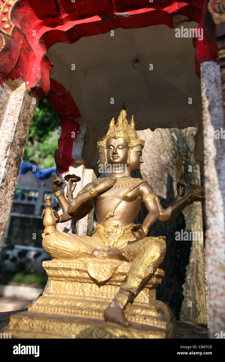 Piccolo Santuario di Buddha su albero a Wat Tham Seua (Tiger Grotta tempio). Krabi, Thailandia, Sud-est asiatico, in Asia Foto Stock