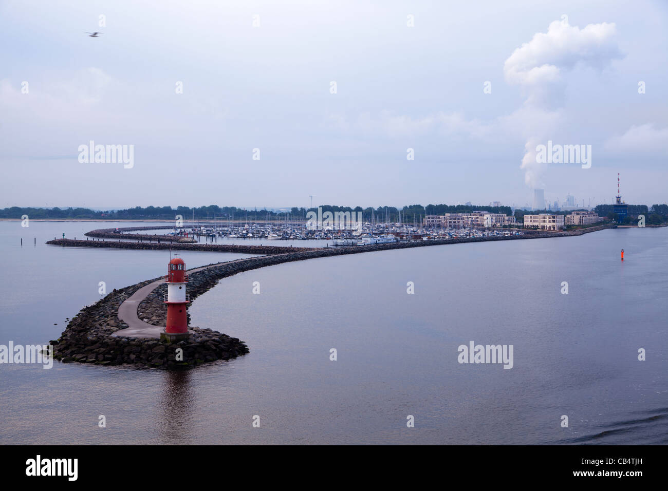 Baltic località balneare di Warnemünde in Germania. Mole orientale, Lighthouse & Marina. Foto Stock