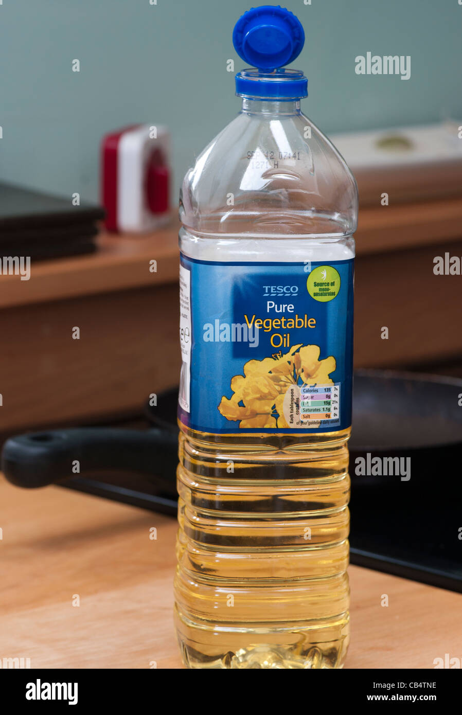 Bottiglia di plastica di Tesco a proprio marchio puro olio vegetale Foto Stock