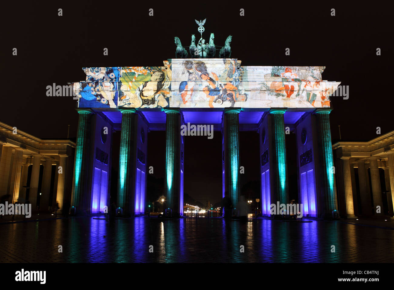 Tradizionale Giapponese del artwork è proiettata sulla Porta di Brandeburgo a Berlino, Germania. Foto Stock