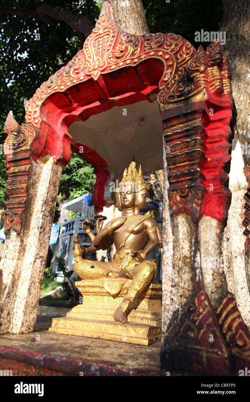 Piccolo Santuario di Buddha su albero a Wat Tham Seua (Tiger Cave) tempio, Krabi, Thailandia, Sud-est asiatico Foto Stock