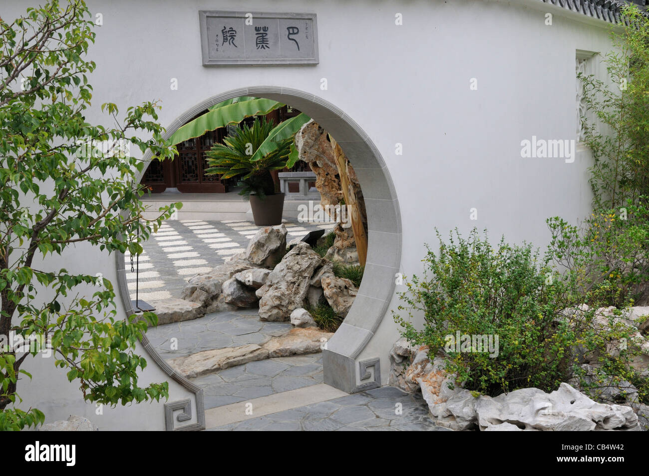Luna apertura sagomata in una parete nel giardino cinese, Huntington Giardino Botanico, San Marino, California Foto Stock