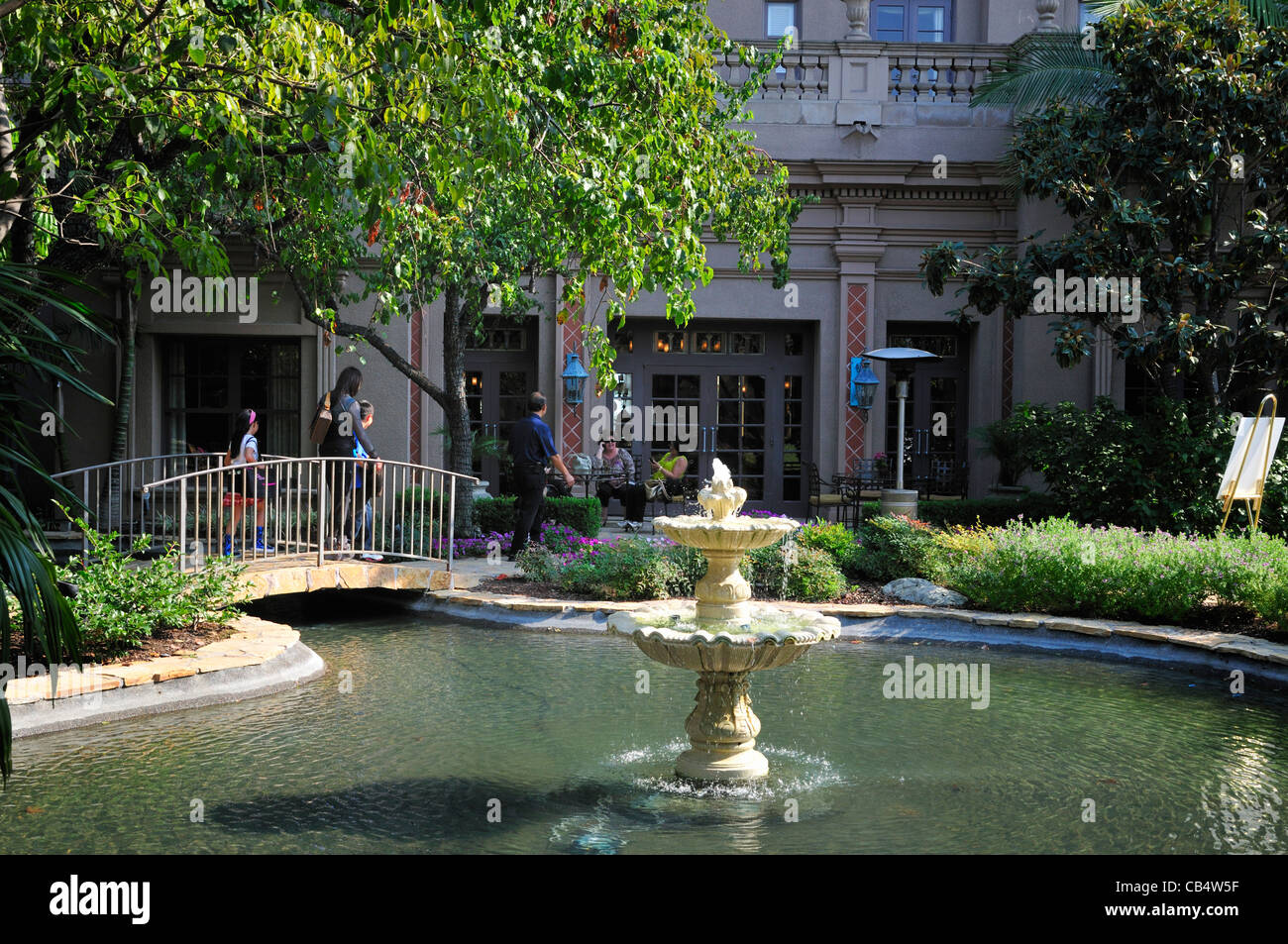 Parte del patio esterno della Langham Huntington Hotel, Pasadena, California, che mostra la fontana centrale e la piscina Foto Stock