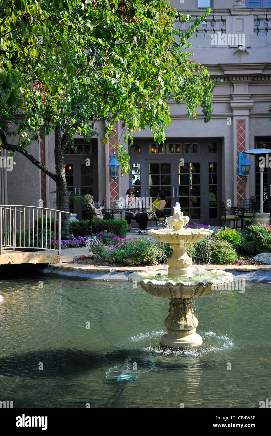 Parte del patio esterno della Langham Huntington Hotel, Pasadena, California, che mostra la fontana centrale e la piscina Foto Stock