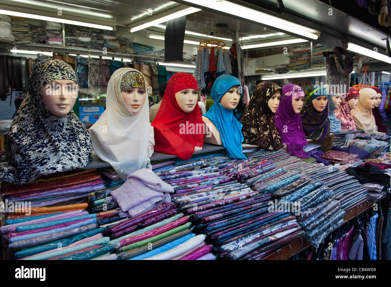 Capi sulla modellazione di stallo Hijabs, Shepherds Bush Mercato, Londra Foto Stock