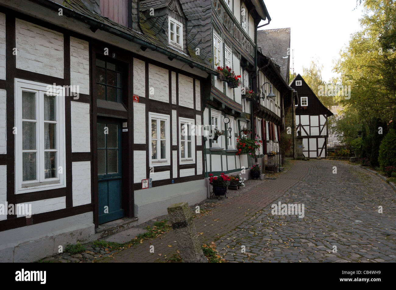 Strade acciottolate e metà case con travi di legno nella città medievale di Goslar, Repubblica federale di Germania. Foto Stock
