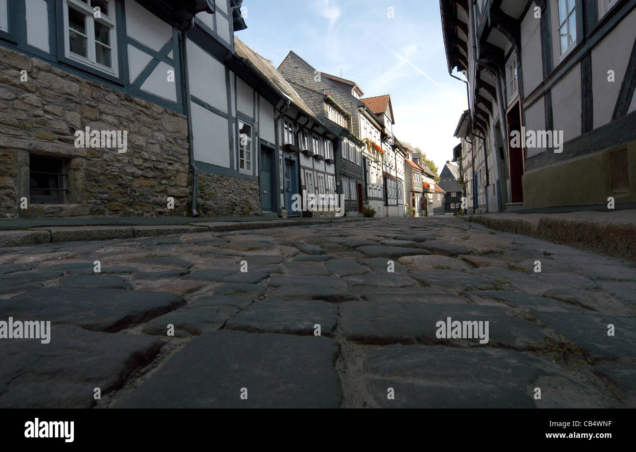 Strade acciottolate e metà case con travi di legno della città medievale di Goslar, Repubblica federale di Germania. Goslar è un sito Patrimonio Mondiale dell'UNESCO. Foto Stock