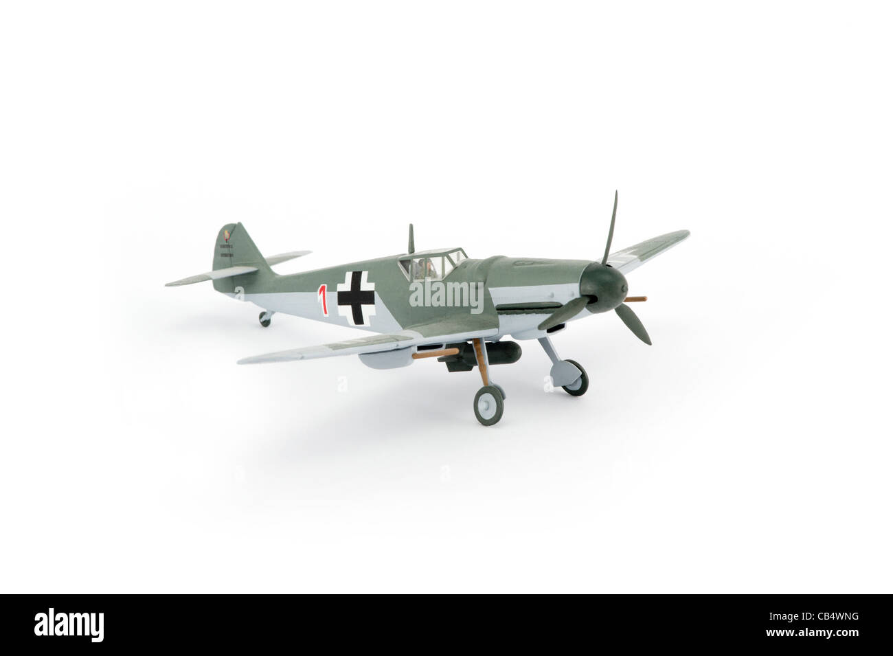 Un modello in scala di un Messerschmitt Bf 109 girato come un taglio-fuori contro un bianco di sfondo per studio. Foto Stock