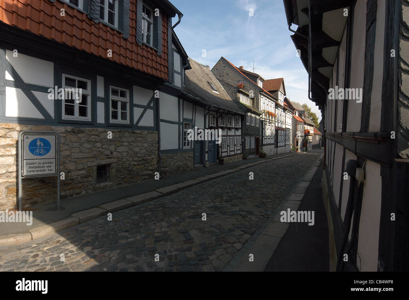 Goslar, Repubblica federale di Germania. Graticcio case e strade di ciottoli di questa singolare città medievale/città, un sito Patrimonio Mondiale dell'UNESCO. Foto Stock
