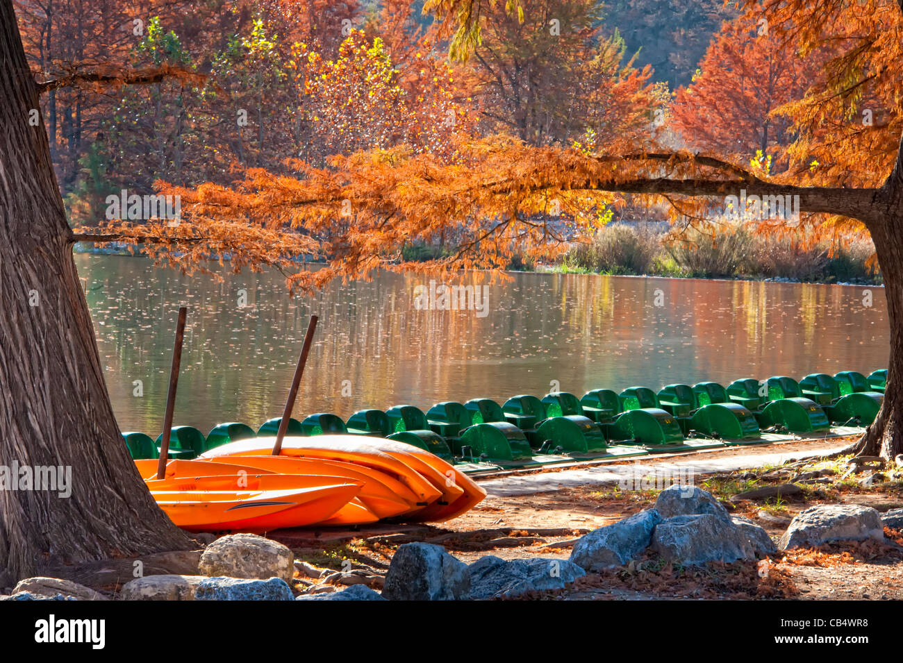 Pedalò e canoe a un lago in Texas Foto Stock